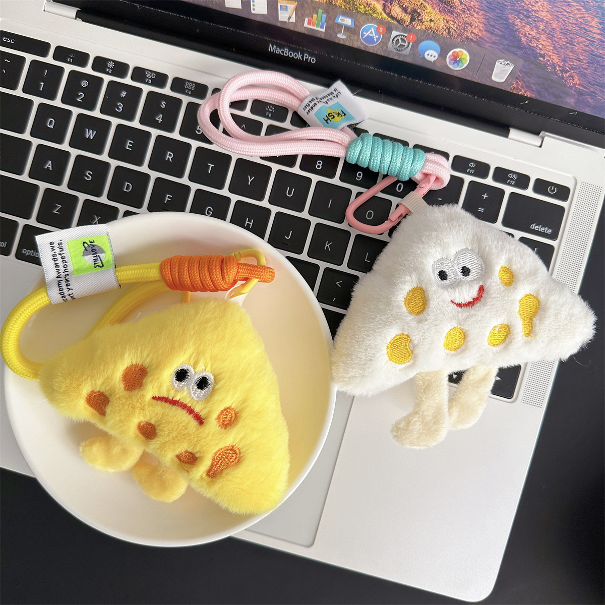 创意毛绒奶酪公仔挂件甜美少女背包挂坠车载玩偶挂饰学生饰品娃娃