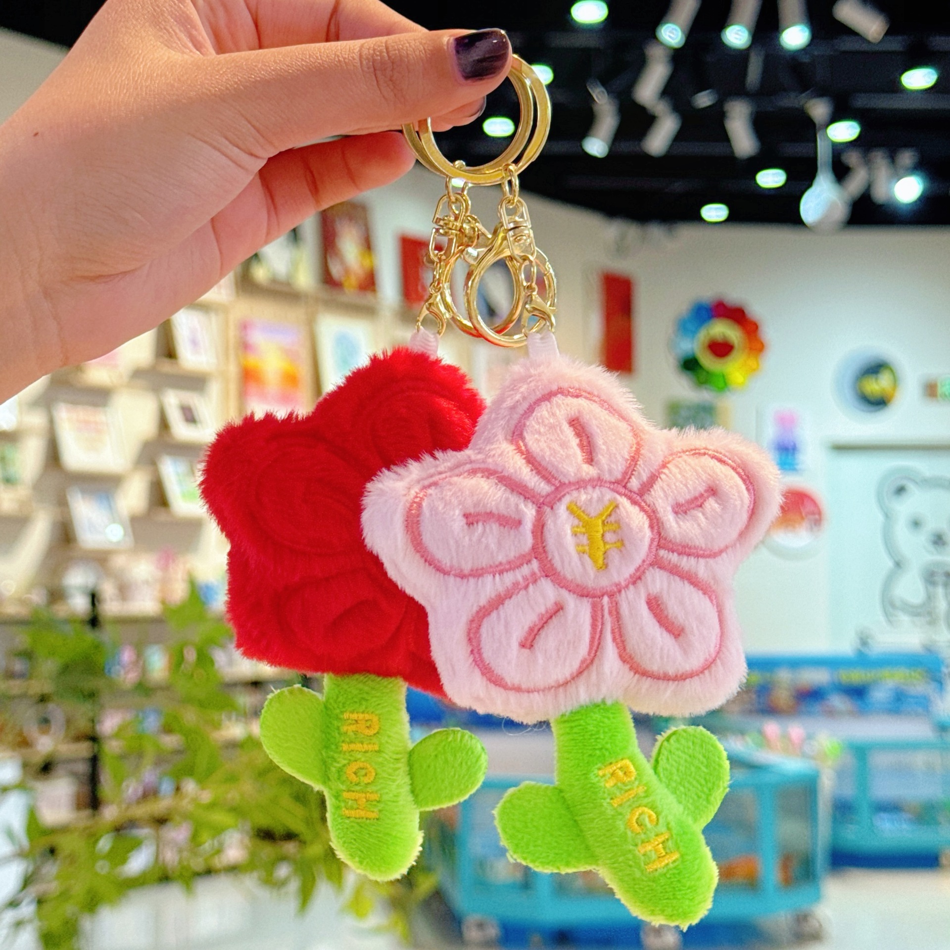 Wholesale of creative, cute and adorable flower pendants, plush toys, figurines, bags, pendants, dolls, keychains, bouquets and dolls details Picture