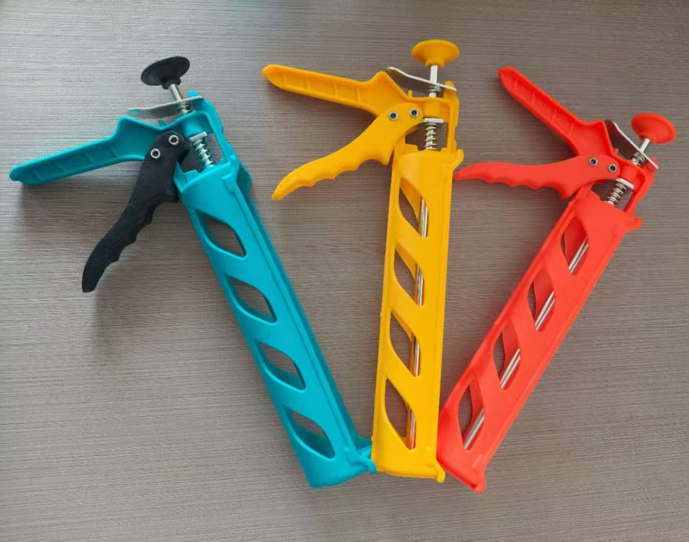 本店有全塑料玻璃胶枪，颜色很漂亮，可以按照客人要求定色或包装详情1