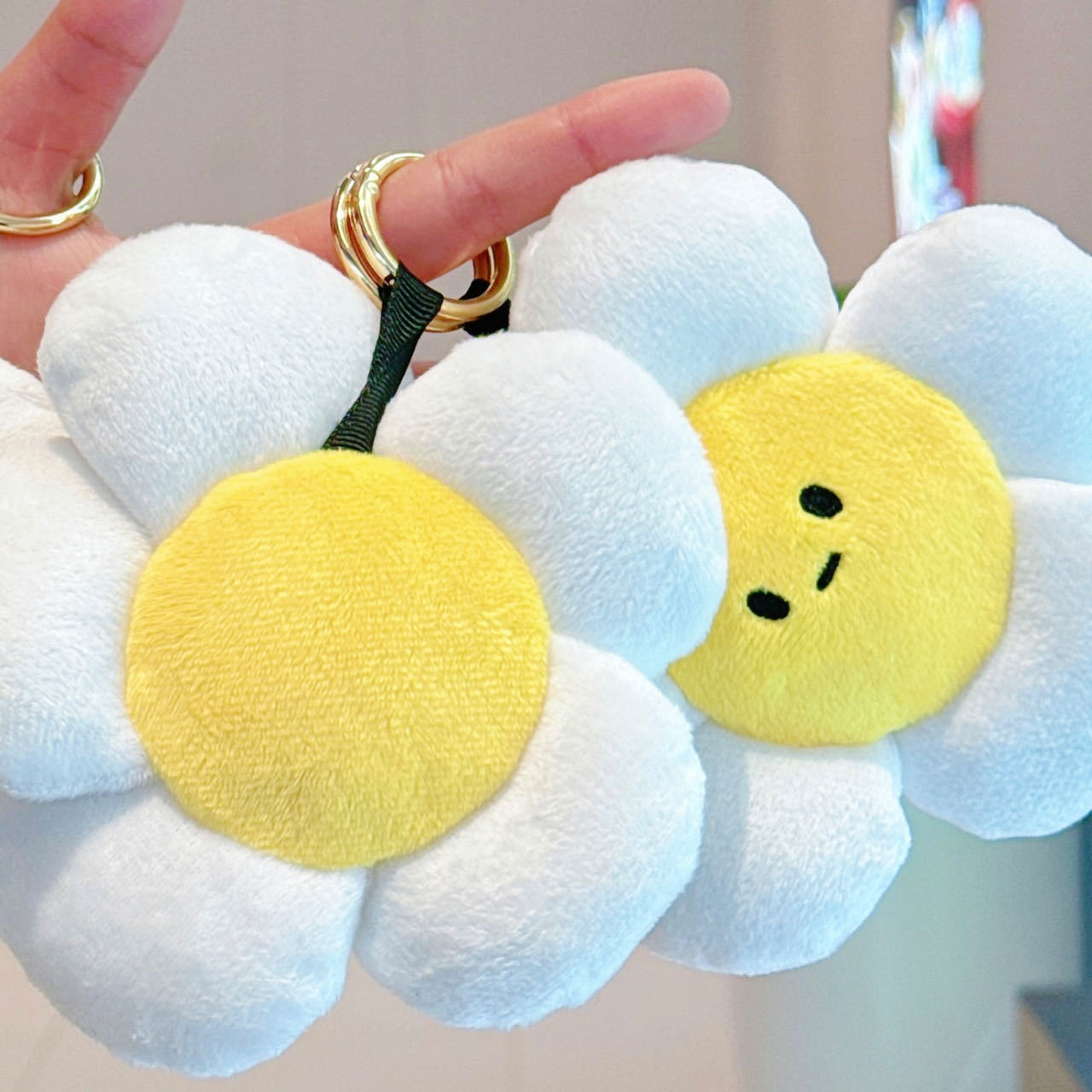 Sunflower backpack pendant keychain, super cute fried egg white flower plush toy, small doll, popular backpack pendant details Picture