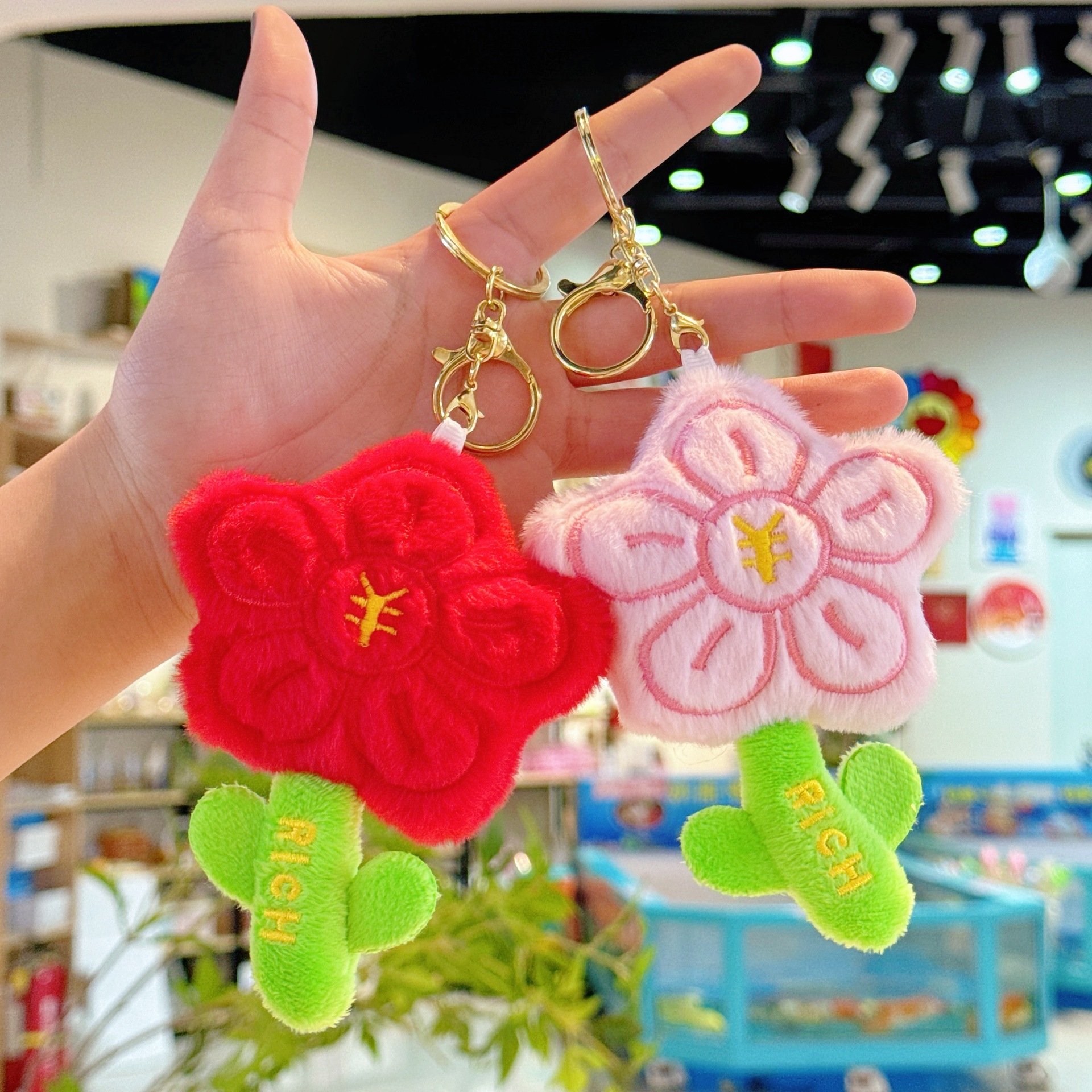 Wholesale of creative, cute and adorable flower pendants, plush toys, figurines, bags, pendants, dolls, keychains, bouquets and dolls pic 2