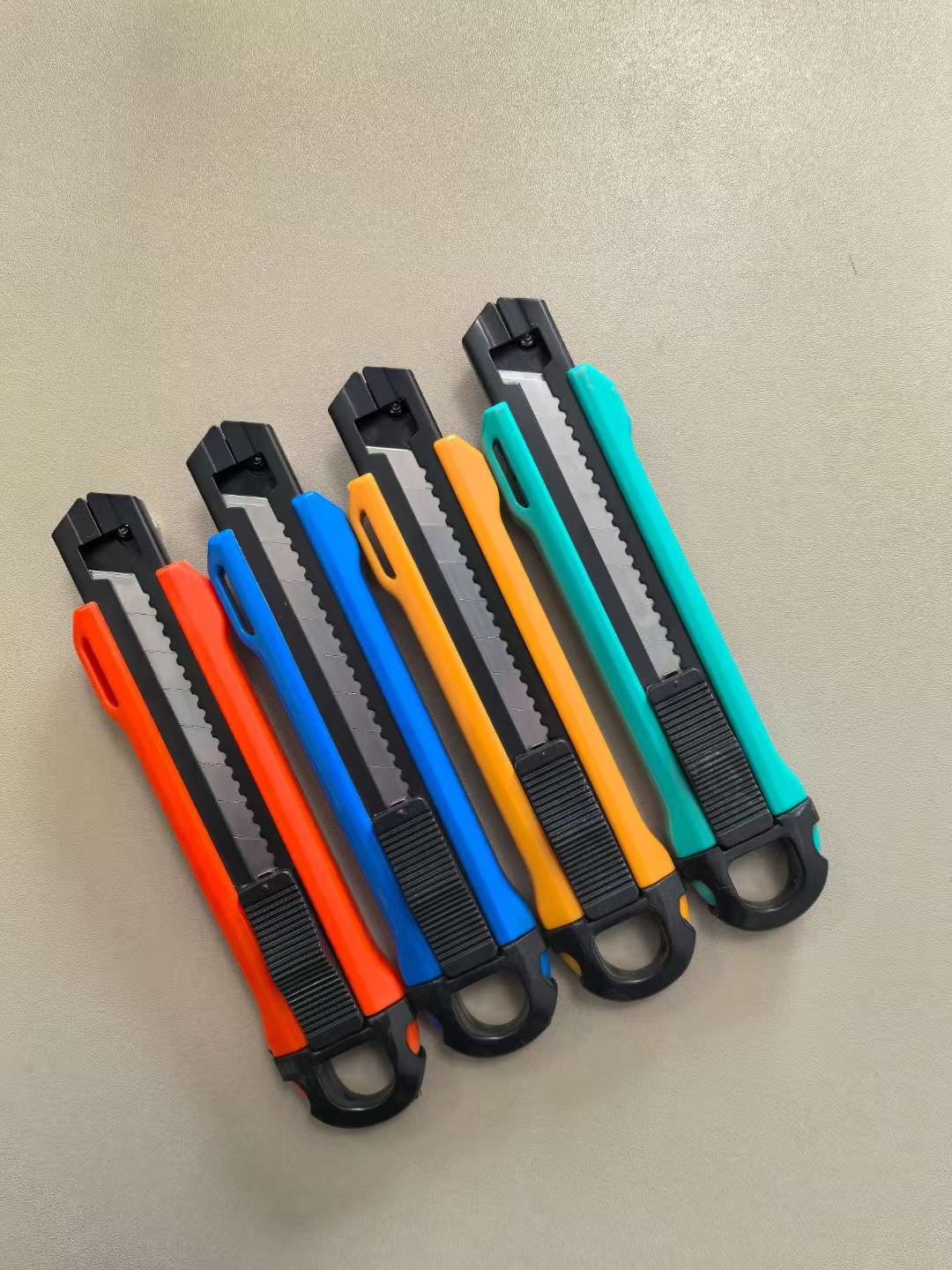 本店有爆款大号批发美工刀，壁纸裁纸刀，专门用来拆快递小刀。详情8