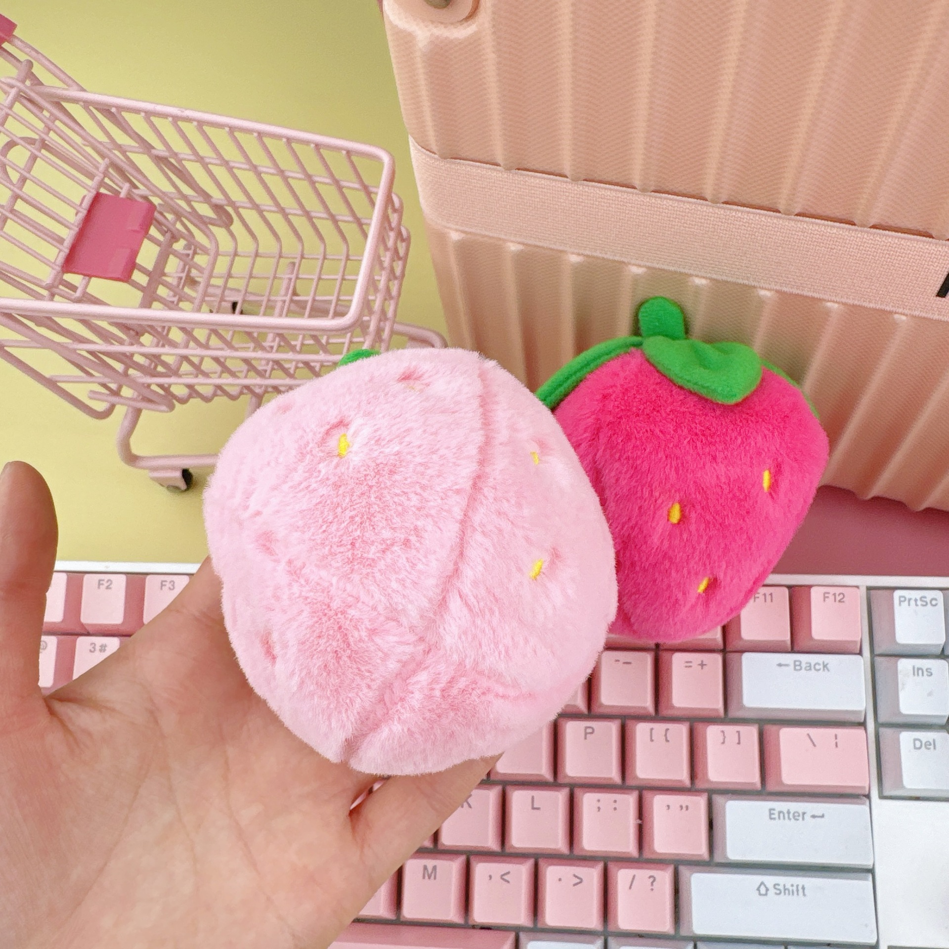 新款草莓甜筒蔬菜火烈鸟熊猫水豚毛绒公仔书包钥匙扣挂坠抓机娃详情6