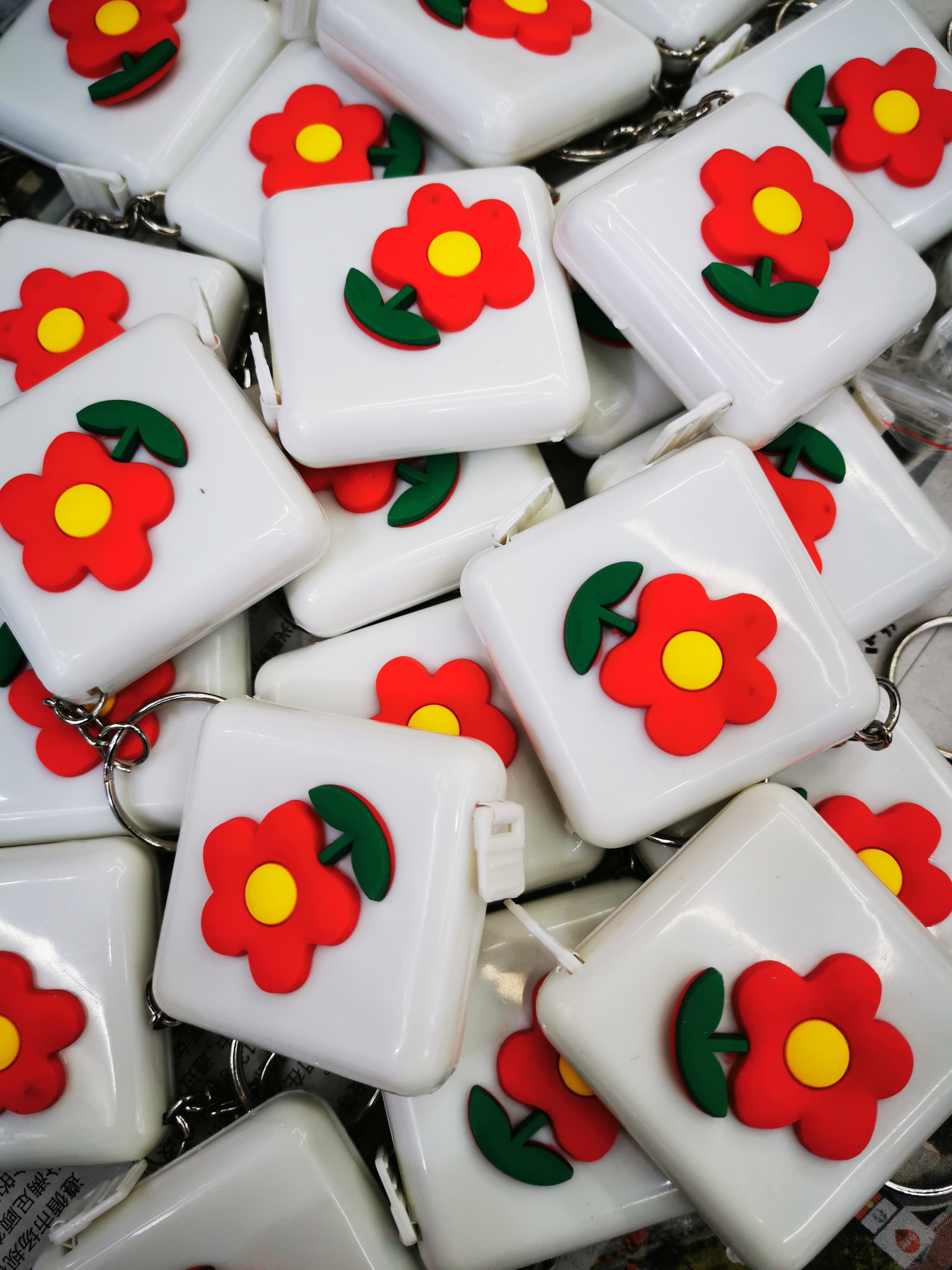 本店有迷你小皮尺，超级可爱型小正方卷尺，欢迎新老客户来定购。