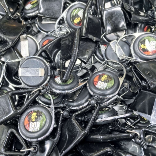 本店有㮋圆易拉伸缩扣带火机套，证件扣，各式各样款式产品很多。