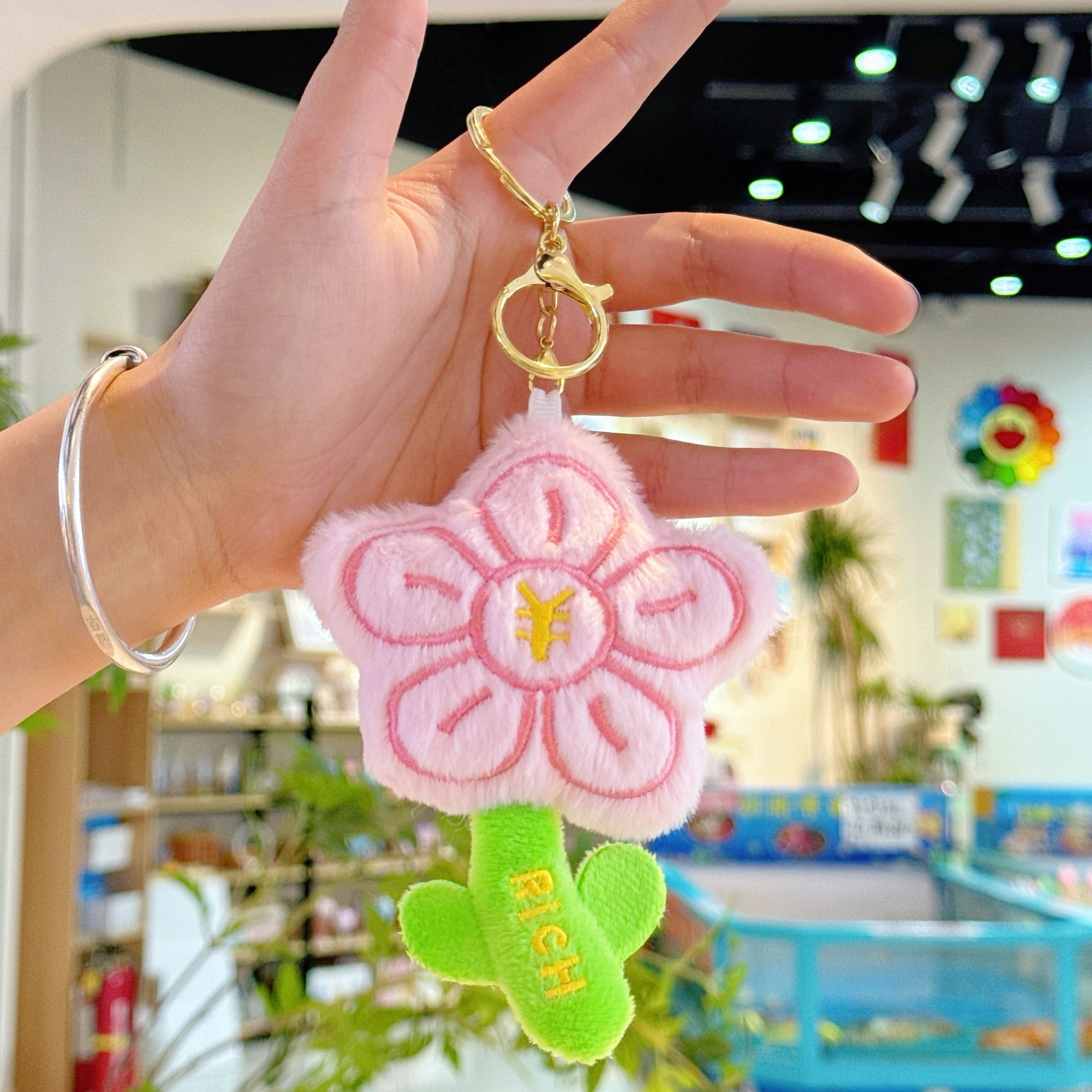 Wholesale of creative, cute and adorable flower pendants, plush toys, figurines, bags, pendants, dolls, keychains, bouquets and dolls pic 9