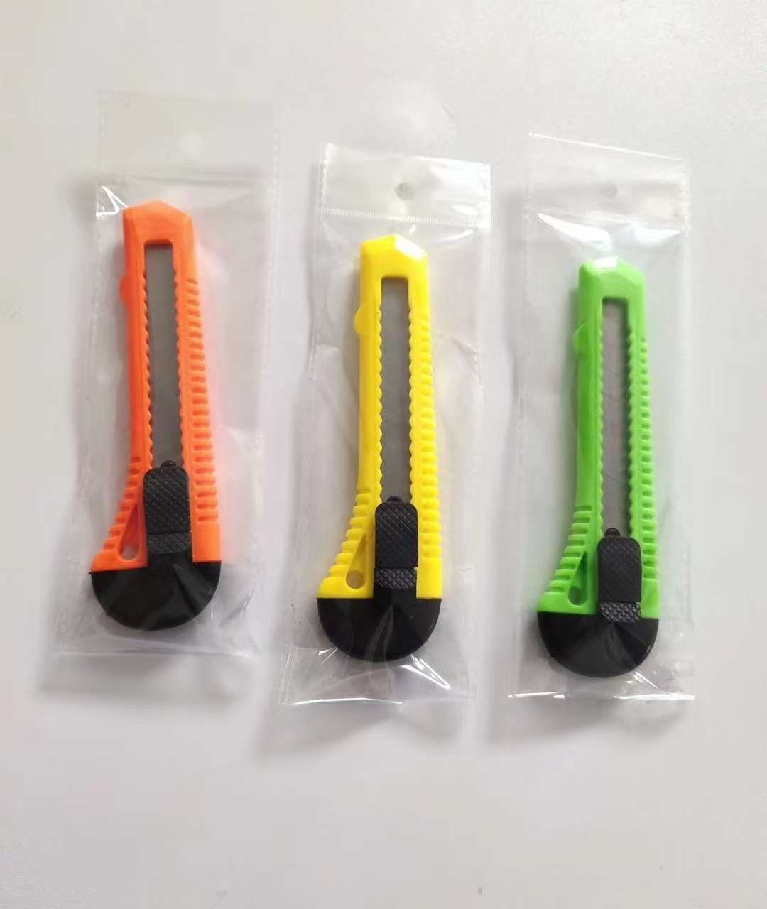 本店有爆款大号批发美工刀，壁纸裁纸刀，专门用来拆快递小刀。详情6