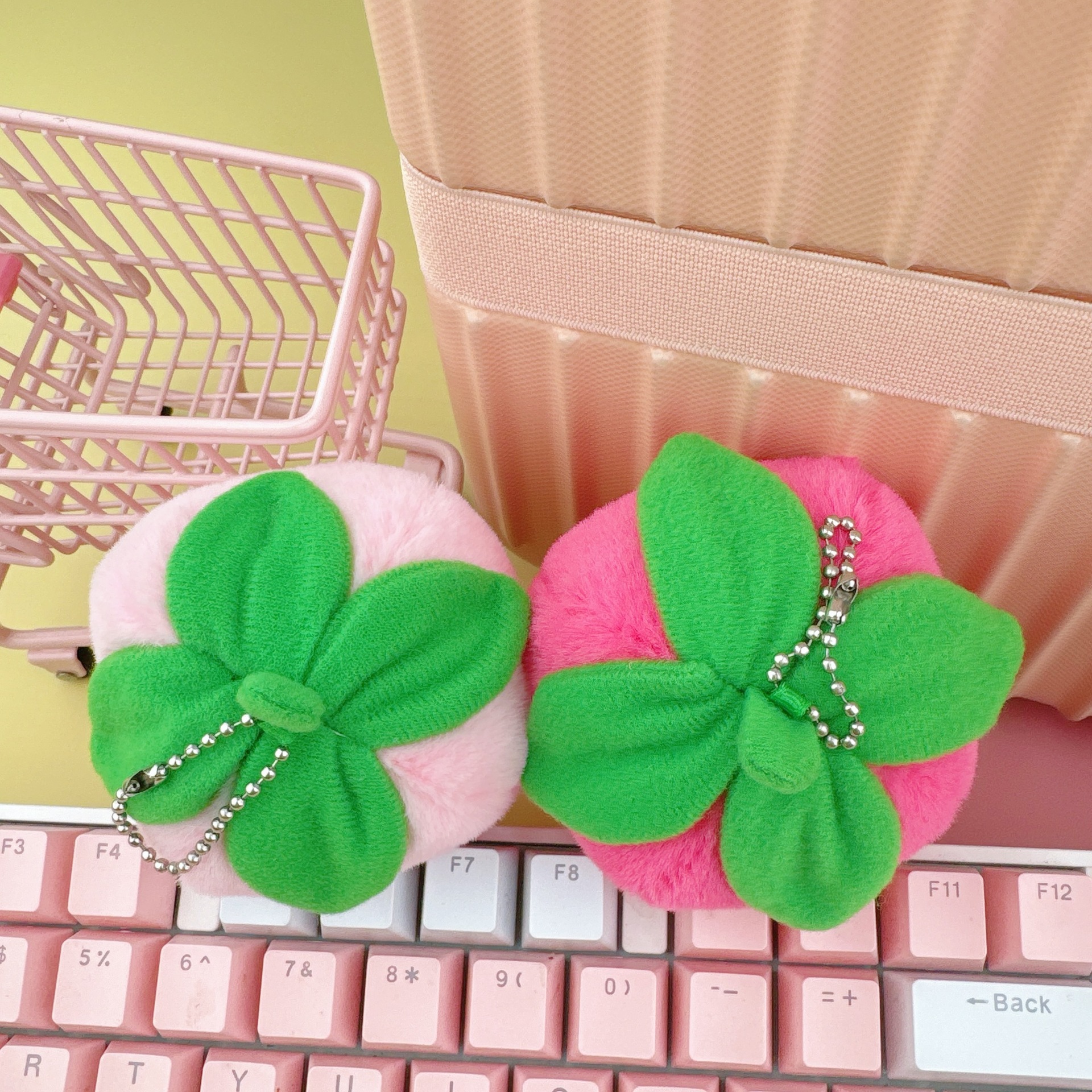 新款草莓甜筒蔬菜火烈鸟熊猫水豚毛绒公仔书包钥匙扣挂坠抓机娃详情2