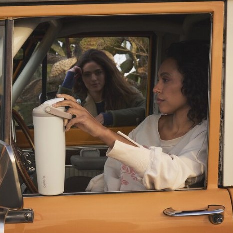 新款户外简约带手柄汽车杯便携大容量啤酒杯时尚纯色不锈钢保温杯白底实物图