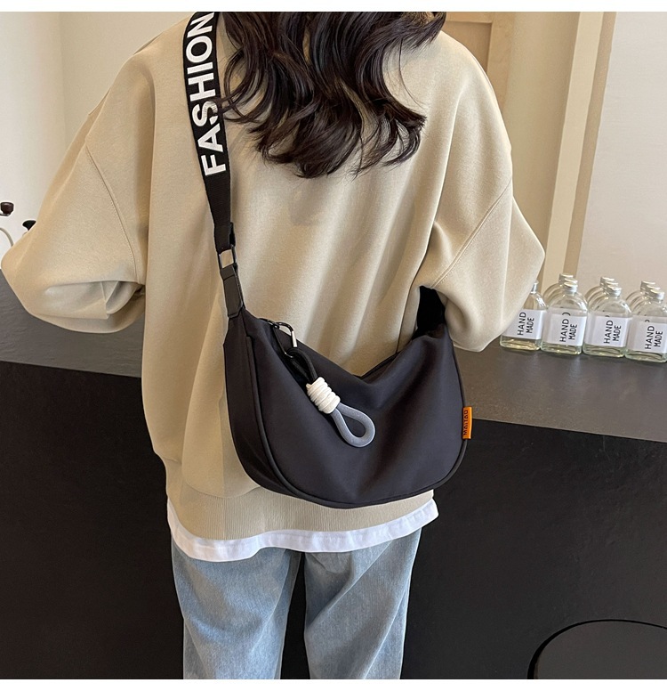 尼龙包包女2025新款春夏季百搭饺子包休闲运动宽带单肩斜挎包女包详情9
