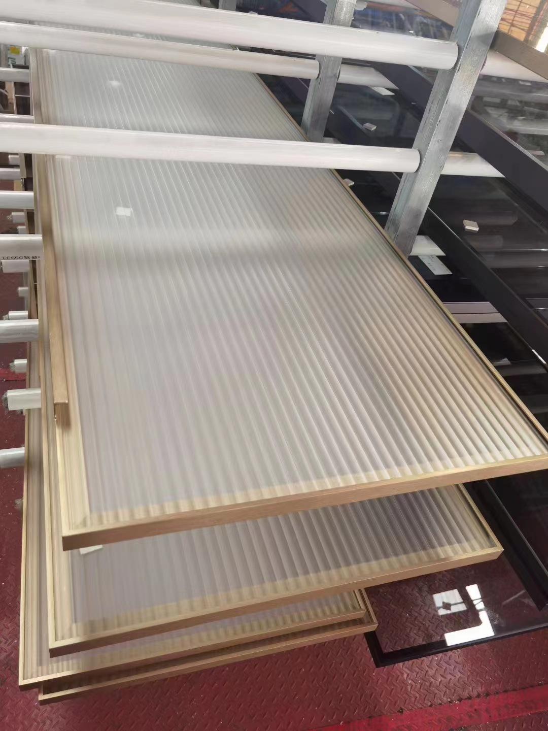 Venta directa de fábrica 20 puertas de gabinete de vidrio de aluminio completo armario de vino bisel de aleación de aluminio muy estrecho puerta de vidrio templado material de aluminio Specification image