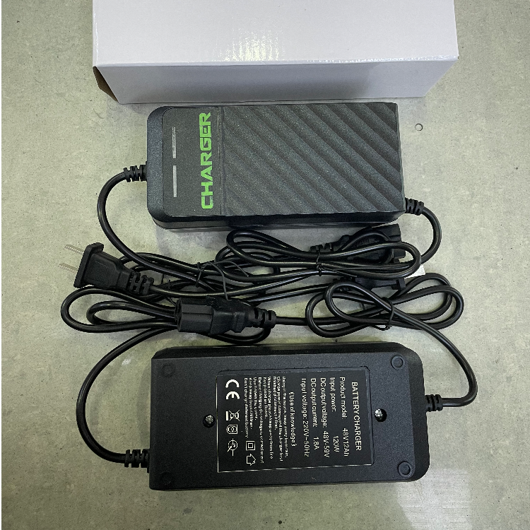The automatic power-off of the lithium battery charger for electric vehicles can be customized with sockets of 12V, 12AH, 24V, 36V, and 48V details Picture