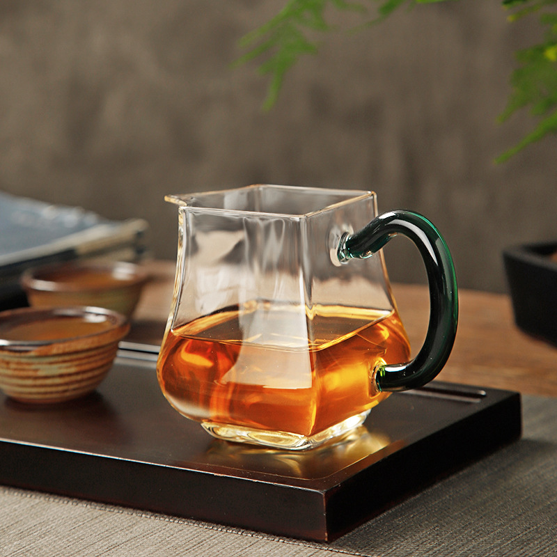 The popular high borosilicate glass fair cup with handle, transparent Japanese tea filter and tea dispenser, thickened large fair cup Application Scenario