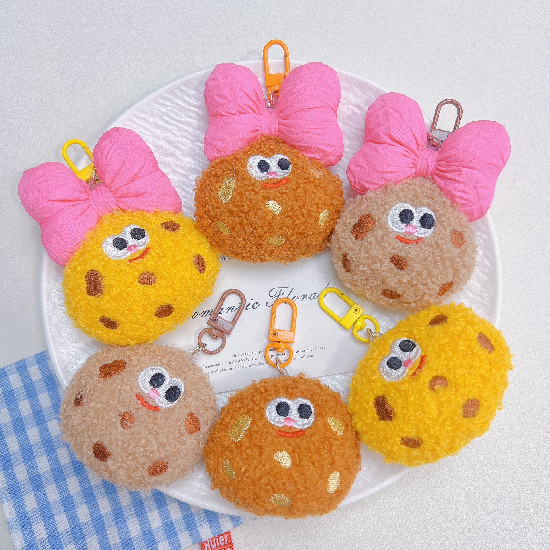 可爱曲奇毛绒挂件美食毛绒公仔钥匙扣包包挂饰摆摊热销款毛绒玩偶