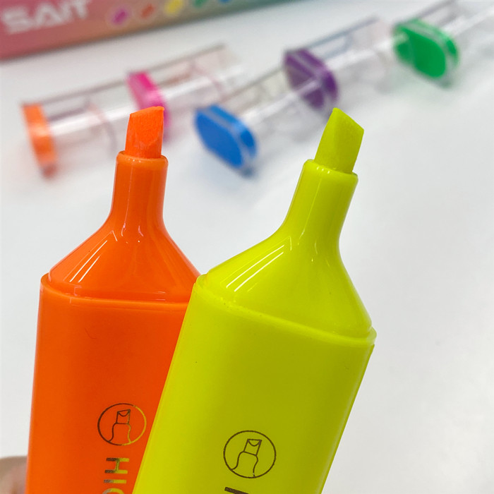 Dark-colored single-headed highlighters are used by students to draw with colored underlined markers in their notebooks Specification drawing