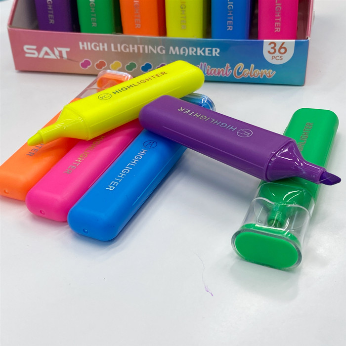 Dark-colored single-headed highlighters are used by students to draw with colored underlined markers in their notebooks details Picture