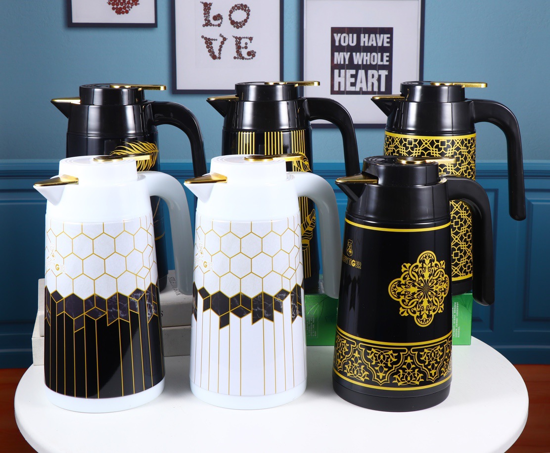 HZ472 Middle Eastern style household 1L glass inner liner insulated kettle with iron shell, 6 patterns mixed Application Scenario