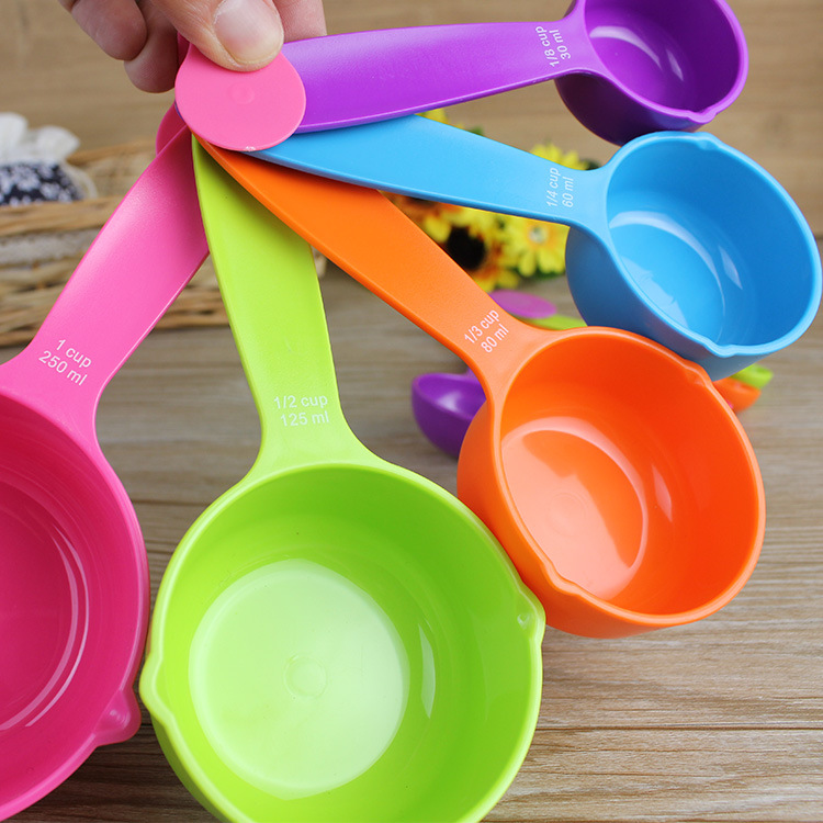 Wholesale colored thickened measuring spoons and cups set with graduated spoons, weighing gram spoons, plastic spoons set for kitchen baking Application Scenario