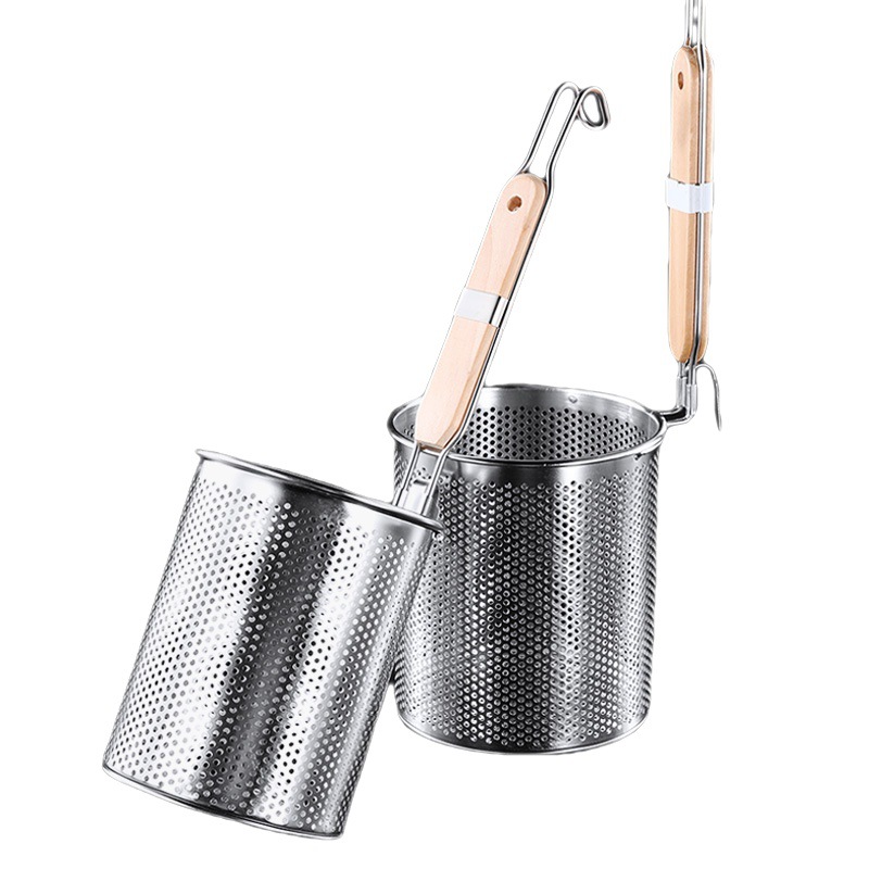 Stainless steel noodle ladle, strainer, noodle cooking strainer, spicy hot pot noodle fence, filter screen, large strainer, noodle ladle, soup noodle, blanching vegetable basket Application Scenario