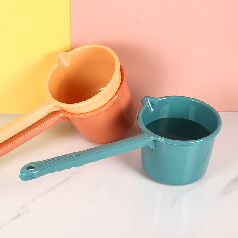Long-handled water ladle, thickened plastic water ladle, kitchen and household water ladle for washing vegetables and watering flowers, simple and solid-colored water ladle, direct supply from the manufacturer Specification image