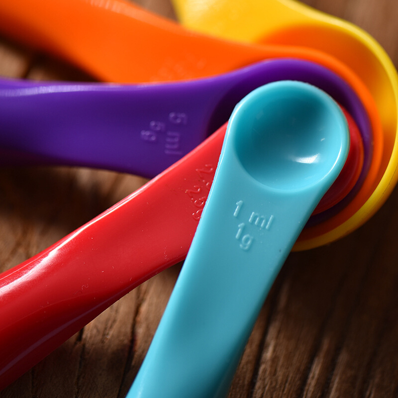 One-piece delivery of kitchen baking supplies, a five-piece set of colored PP plastic rainbow scale measuring spoons, measuring cups and measuring spoons One-piece delivery of kitchen baking supplies, a five-piece set of colored PP plastic rainbow scale measuring spoons, measuring cups and measuring spoons