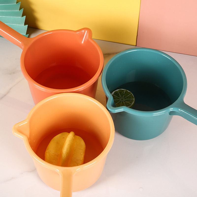 Long-handled water ladle, thickened plastic water ladle, kitchen and household water ladle for washing vegetables and watering flowers, simple and solid-colored water ladle, direct supply from the manufacturer