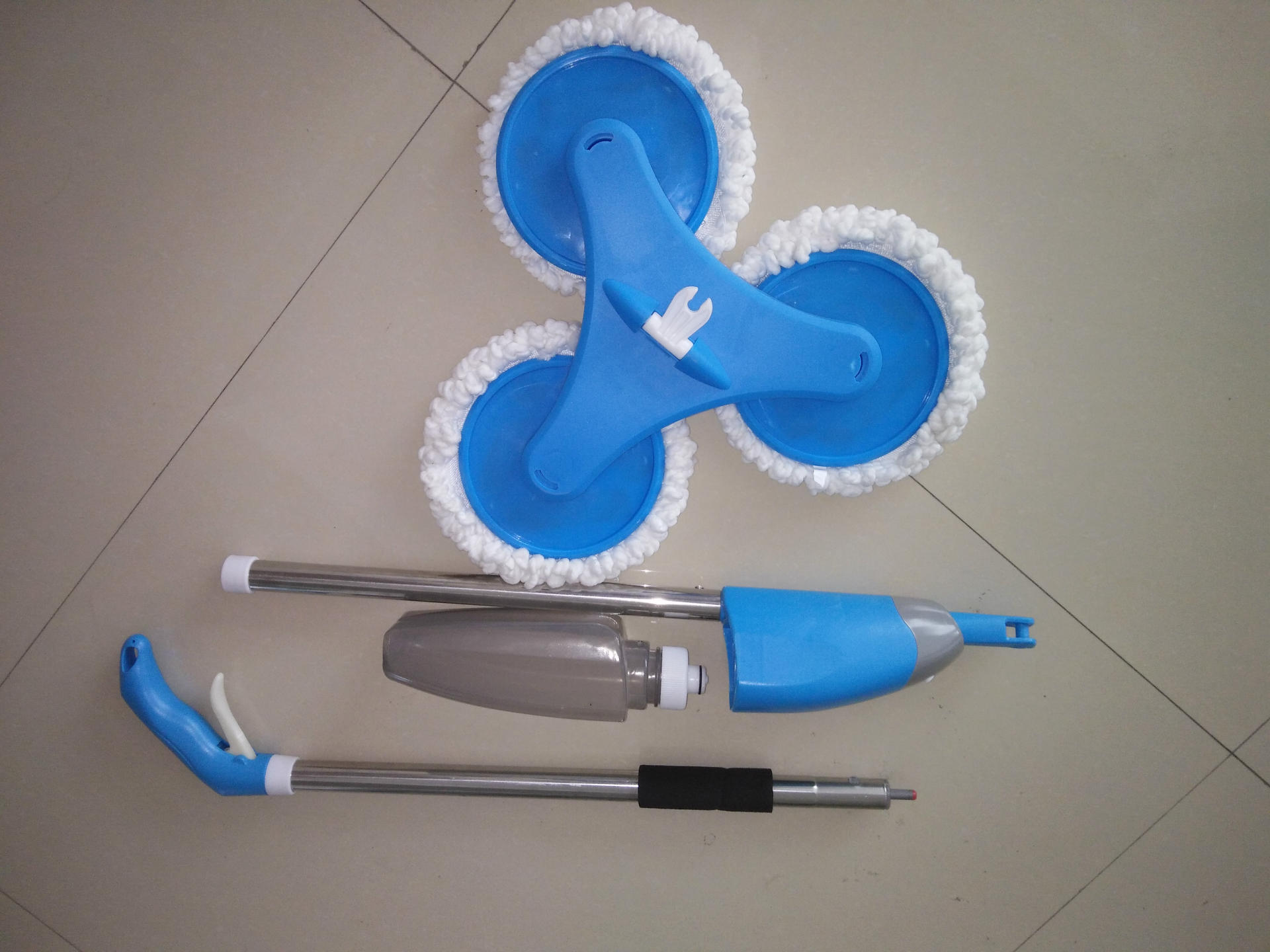 Best-selling spray water mop with telescopic rod, three round heads, 750ml, factory direct sales