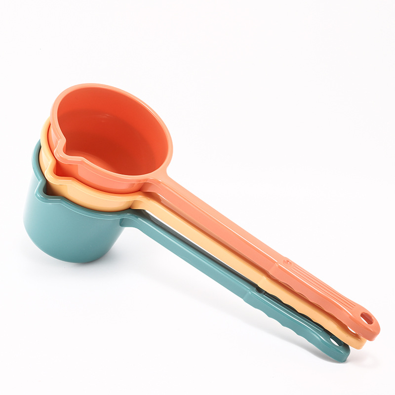 Long-handled water ladle, thickened plastic water ladle, kitchen and household water ladle for washing vegetables and watering flowers, simple and solid-colored water ladle, direct supply from the manufacturer Application Scenario