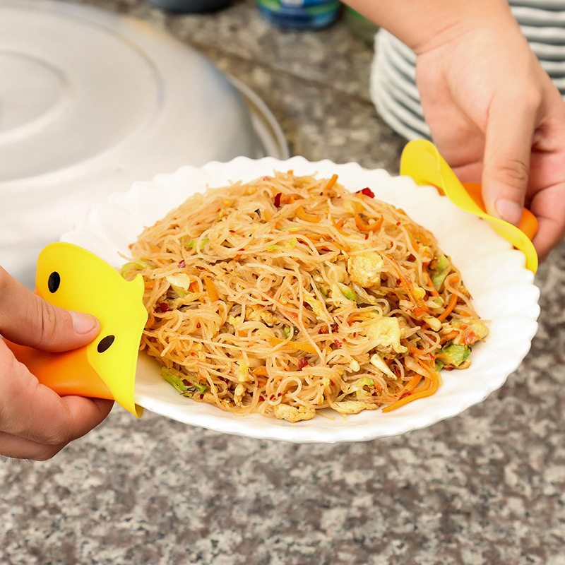 The manufacturer wholesals a pair of creative cartoon little yellow duckbill silicone anti-heat and anti-slip clips and heat insulation clips Application Scenario