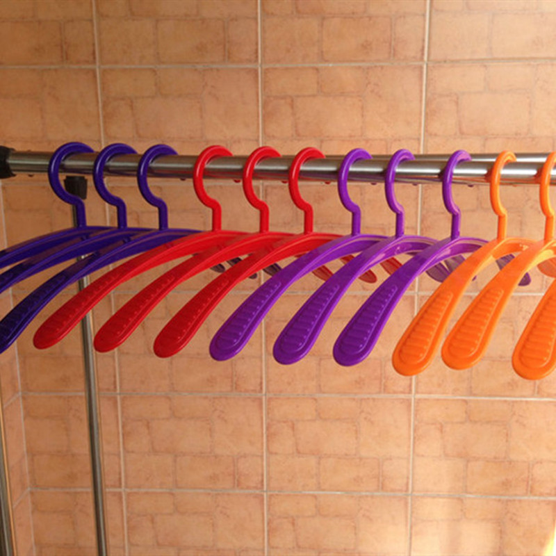Venta directa de fábrica antideslizante simple una palabra percha de plástico más gruesa colgante de ropa sin marcas para adultos gruesa casa percha de sol