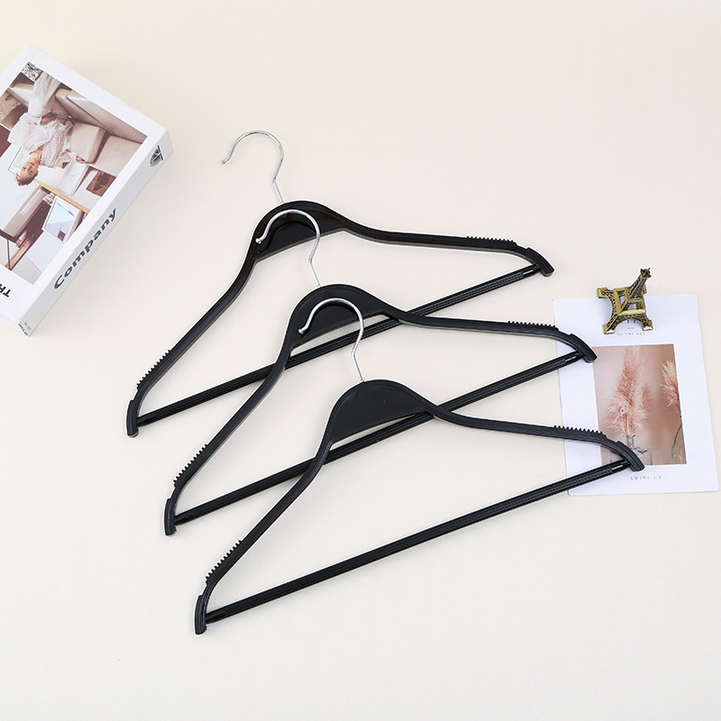 Colgador de imitación de plástico sólido antideslizante negro con barra transversal tienda de ropa colgador de ropa para adultos venta directa de fábrica Item Picture
