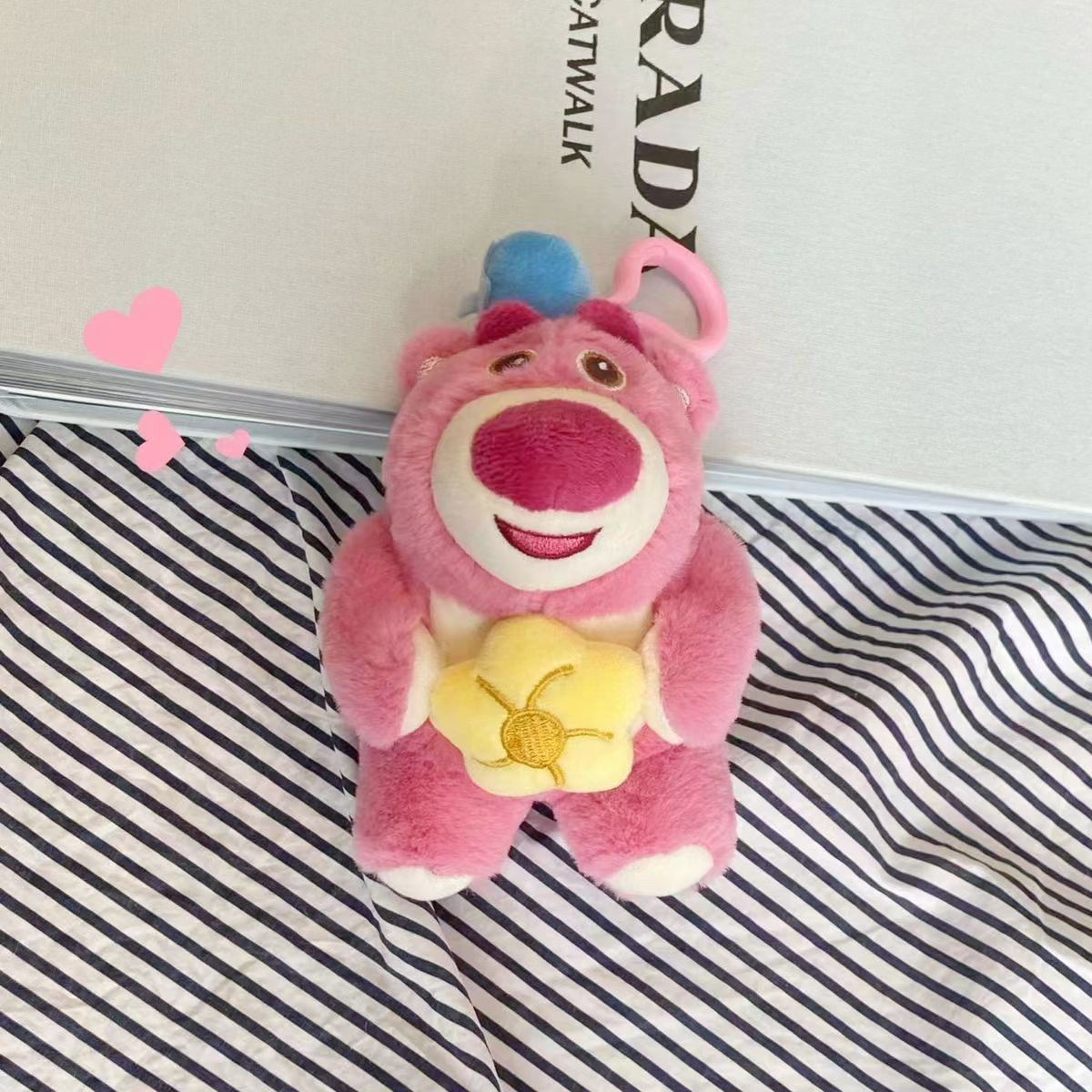 卡通美好时刻小熊公仔钥匙扣挂件可爱抱姿草莓熊毛绒玩具娃娃批发