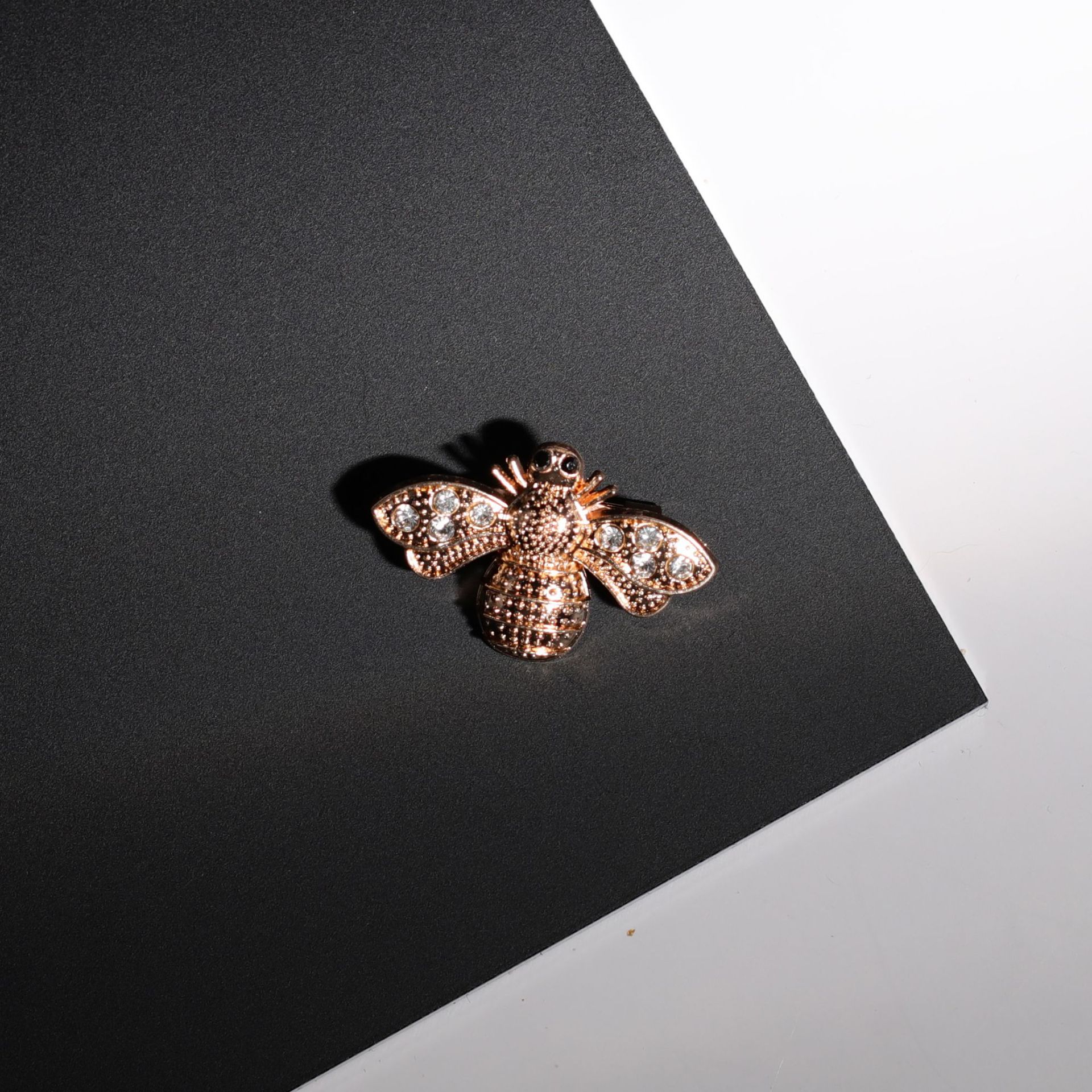 复古ins高档可爱蜜蜂珍珠胸针小香风丝巾扣防走光别针卡通小胸花