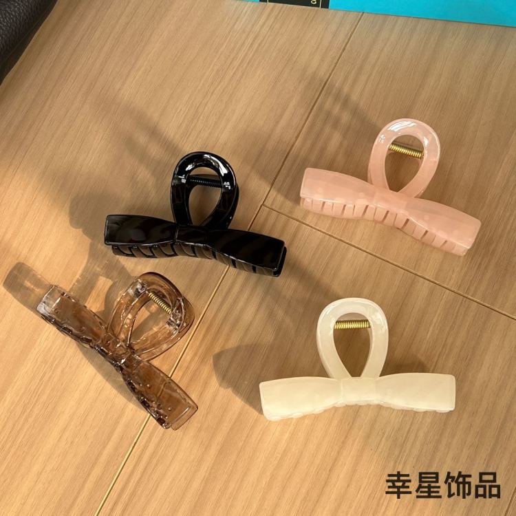 High-end and elegant hairpin at the back of the head, wavy hair clip, a new type of shark clip headwear and hair accessory that is popular among Internet celebrities Application Scenario