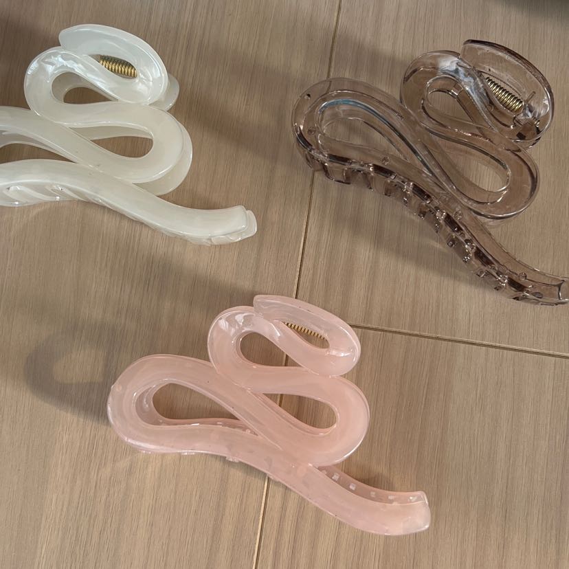 High-end and elegant hairpin at the back of the head, wavy hair clip, a new type of shark clip headwear and hair accessory that is popular among Internet celebrities pic 3