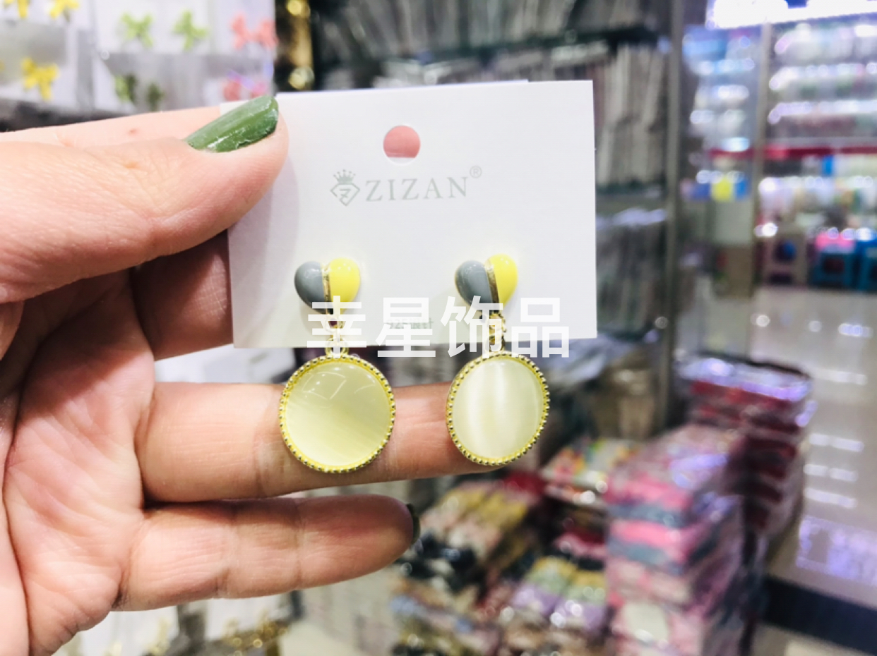 The summer 925 stud earrings are fresh and simple, perfect for pairing with skirts, ear needles, earrings, earrings and other accessories. They retain color and prevent allergies Application Scenario