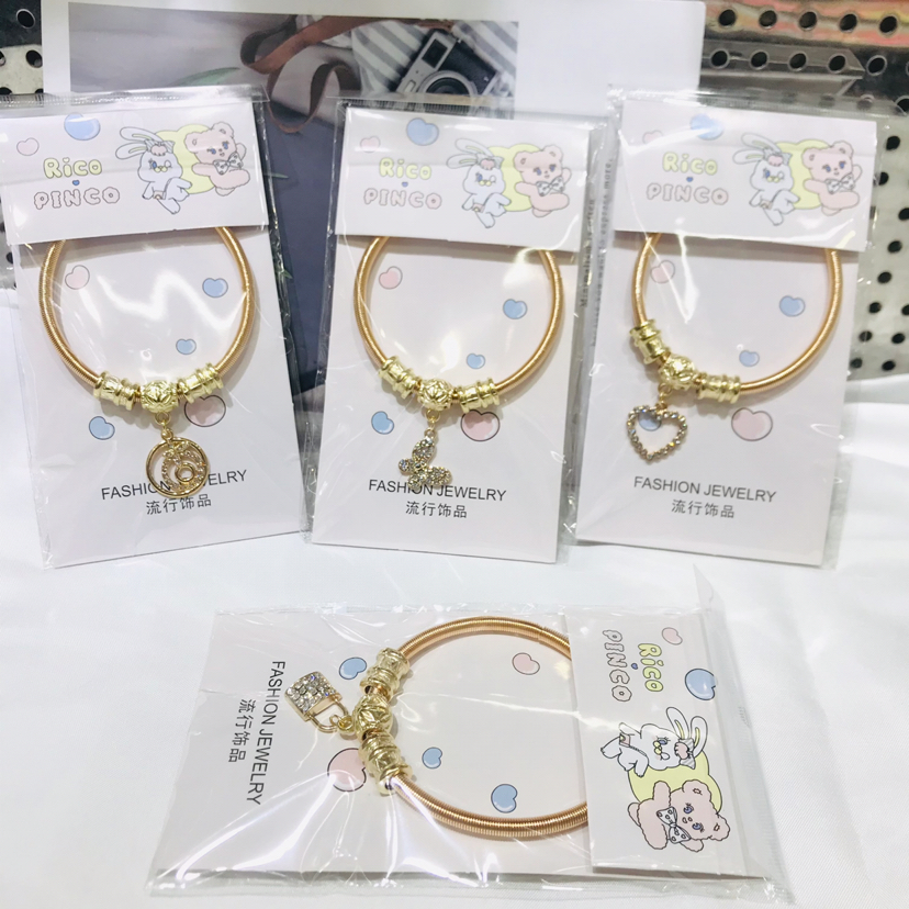 Fashionable bracelets, bangles, handrings, jewelry, alloy pendants, accessories and bracelets Application Scenario