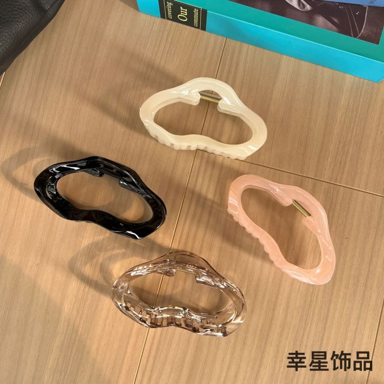 High-end and elegant hairpin at the back of the head, wavy hair clip, a new type of shark clip headwear and hair accessory that is popular among Internet celebrities details Picture