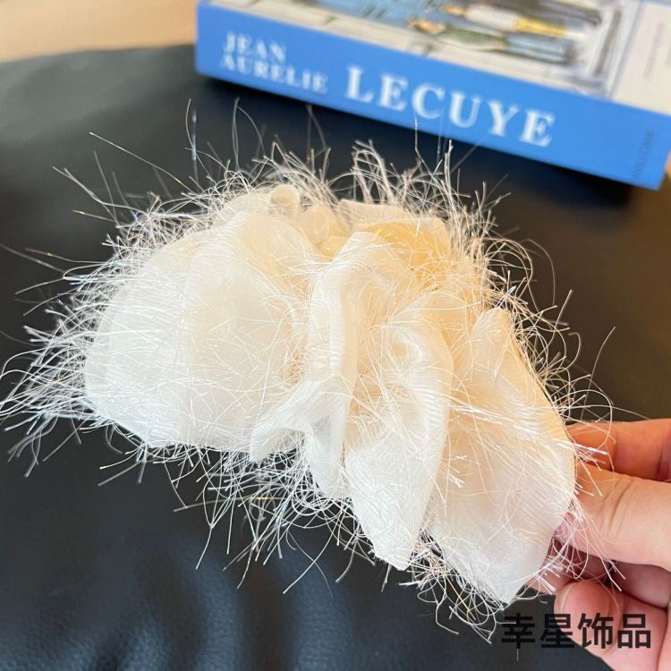 Feather clip, bubble hair clip, updo, super fairy-like hair accessory, high-end clip, large furry shark clip, hair accessory Application Scenario