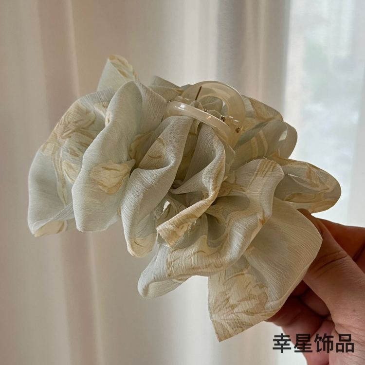 Cloud Bubble clip, large butterfly hair clip, new style hair clip, high-end look, back head updo, shark clip hair accessory Application Scenario