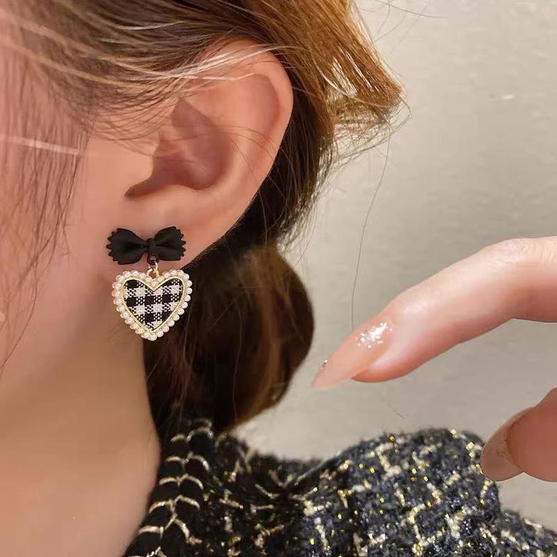 New trendy silver needle products with a sense of design, pearl earrings and earrings, Korean checkered heart-shaped bow earrings for women details Picture