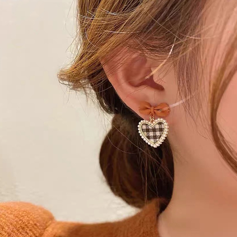New trendy silver needle products with a sense of design, pearl earrings and earrings, Korean checkered heart-shaped bow earrings for women Specification image