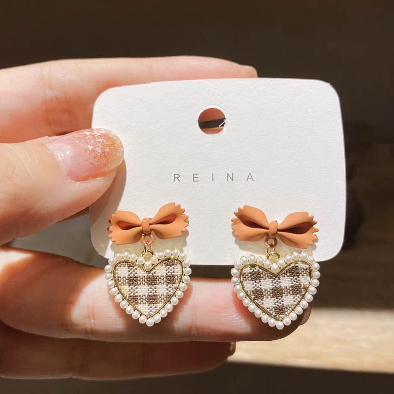 New trendy silver needle products with a sense of design, pearl earrings and earrings, Korean checkered heart-shaped bow earrings for women pic 2