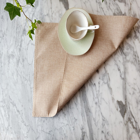 Double-layer solid-color cotton and linen fabric placemats, Japanese and European style heat-insulating table MATS, plate MATS, bowl MATS, cup MATS, and heat-resistant MATS for students and children Application Scenario
