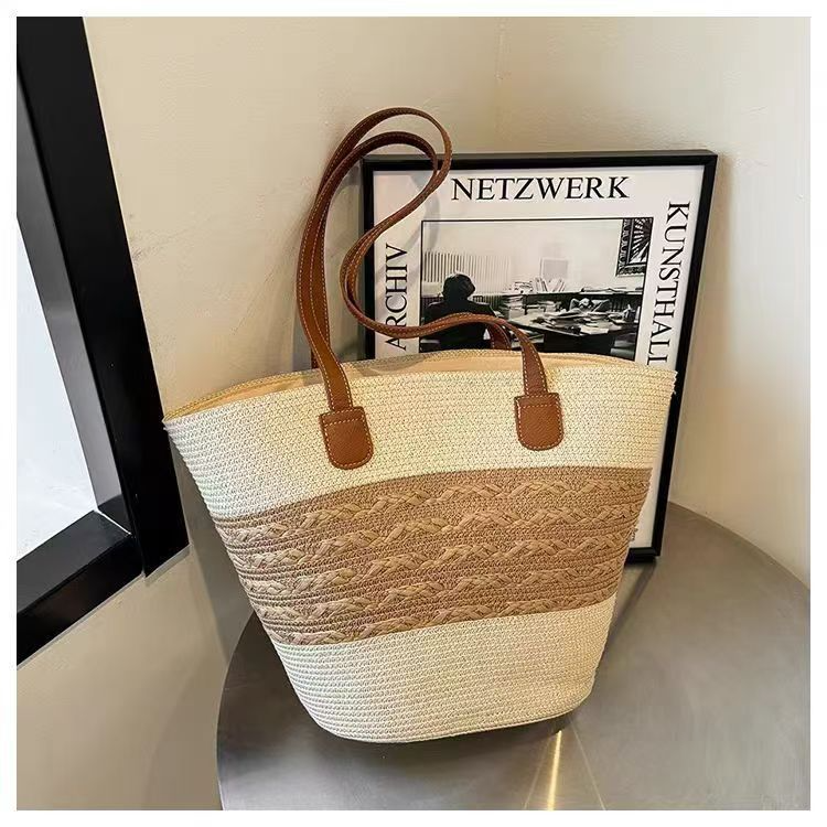 New single-shoulder casual straw woven bag, versatile woven bag, large-capacity tote bag, vacation beach bag, vegetable basket and women's bag Application Scenario