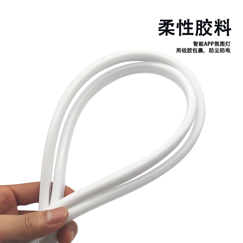 The car's LED headlights start scanning, daytime running lights, color-changing light guide, dual-color flowing water strip turn signals, and running lights full figure