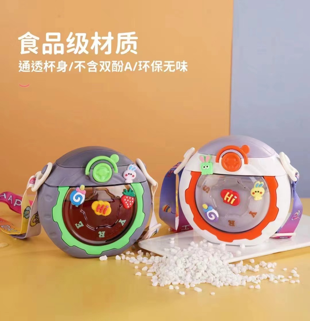 甜甜圈儿童水杯夏季新款便携可斜挎环形塑料杯带背带幼儿园水壶详情3