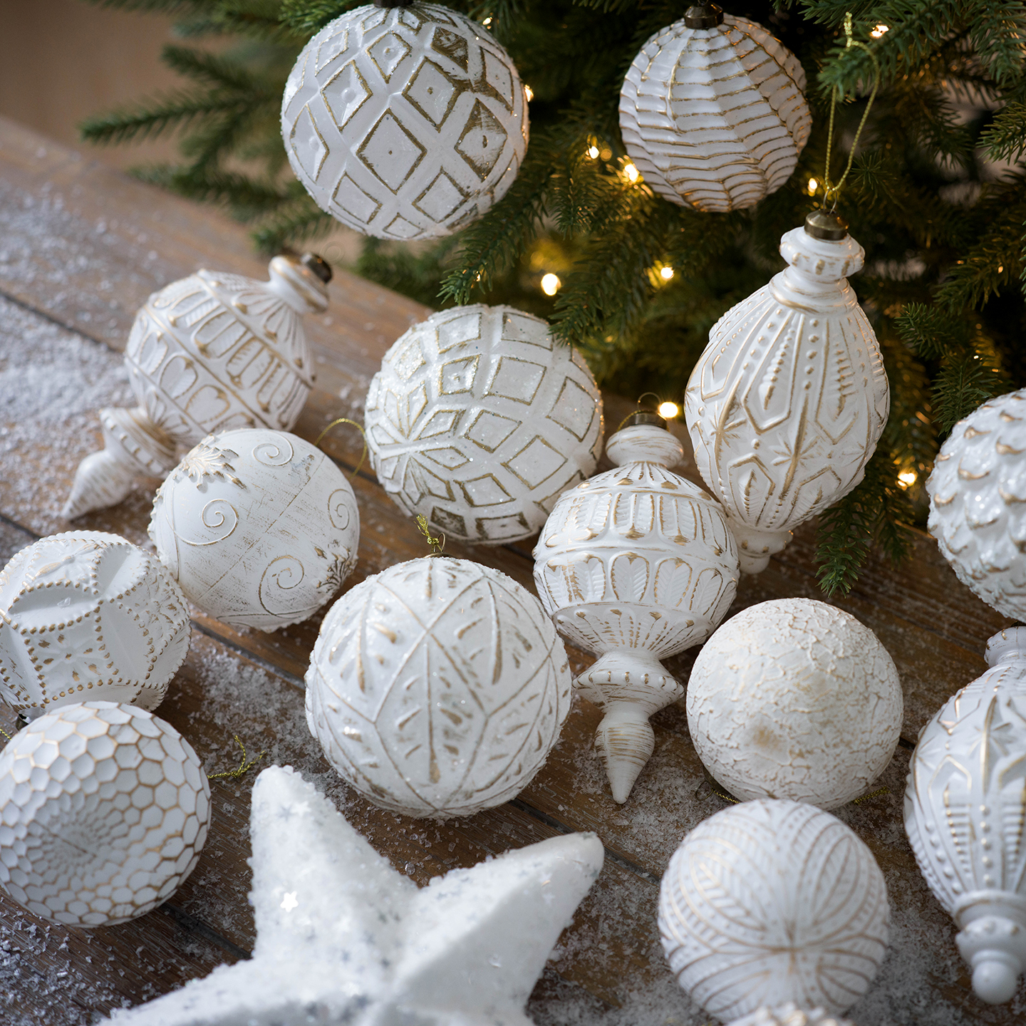 恒利圣诞塑料异形挂件哑光复古轻奢雪花圣诞树挂饰新款白金色圣诞球圣诞树挂件装饰详情5