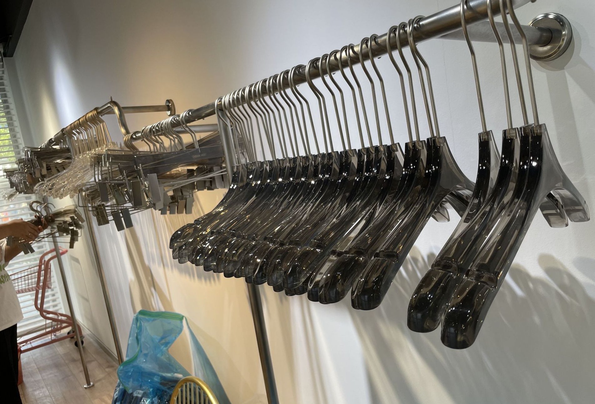 烟灰色透明亚克力水晶衣架服装店专用女装婚纱衣挂撑塑料衣架裤夹详情13