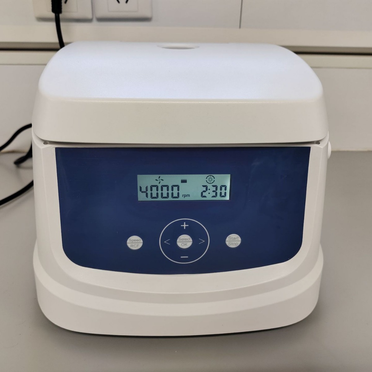 Multi-functional centrifuge 4000 RPM laboratory equipment, small desktop low-speed centrifuge for hospitals, medical equipment